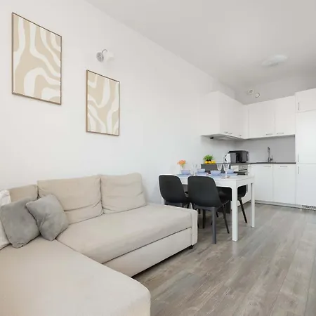 Modern With Parking And Balcony By Renters