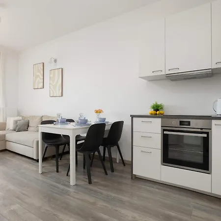 Modern With Parking And Balcony By Renters Apartamento Varsóvia