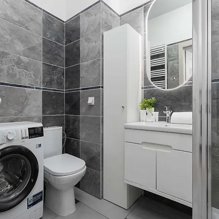 Modern With Parking And Balcony By Renters Varsóvia